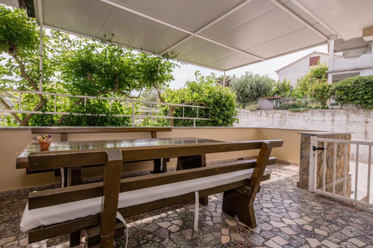 Apartmani Ana & Milo Lopar Exteriör bild