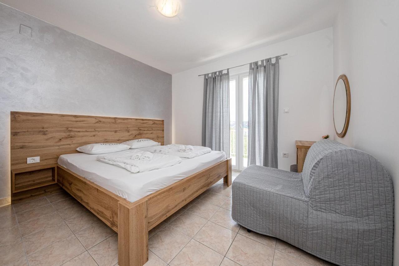 Apartmani Ana & Milo Lopar Exteriör bild